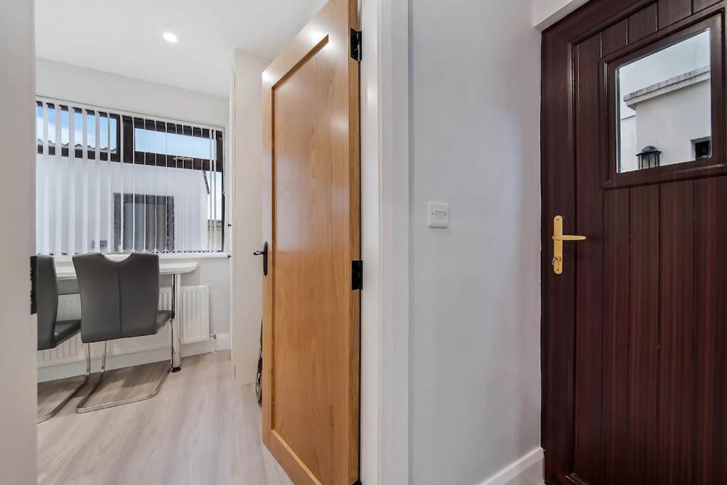 Ardoyne Lodge 'Sleeping 4 Guests' Belfast Exterior photo